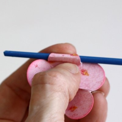 DIY paper roses decorate beautiful photo frames for Vietnamese Women's Day 20-10 Picture 6