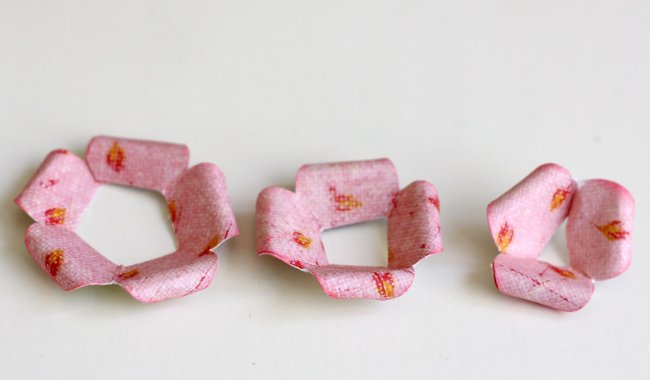 DIY paper roses decorate beautiful photo frames for Vietnamese Women's Day 20-10 Picture 7