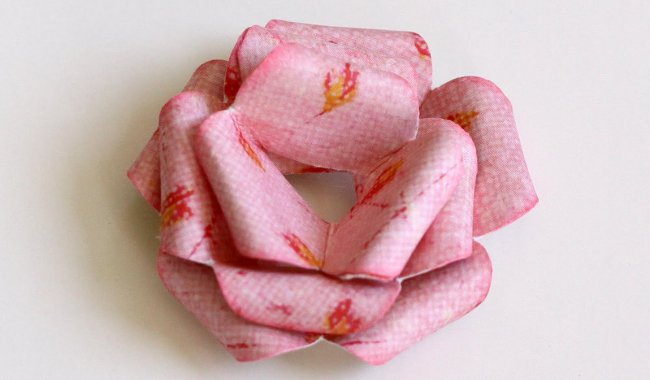 DIY paper roses decorate beautiful photo frames for Vietnamese Women's Day 20-10 Picture 8