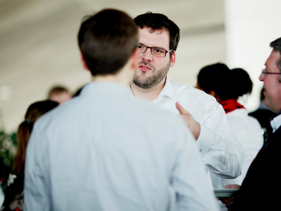 Doing these 9 things in your first meeting with someone, they won't be able to forget you Picture 6