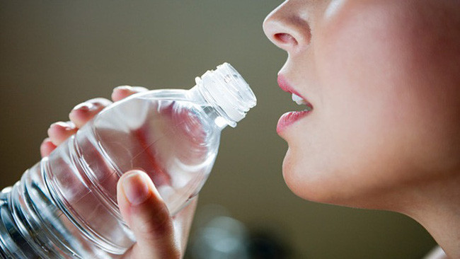 Drink water according to scientific methods to treat constipation, obesity or colds Picture 1