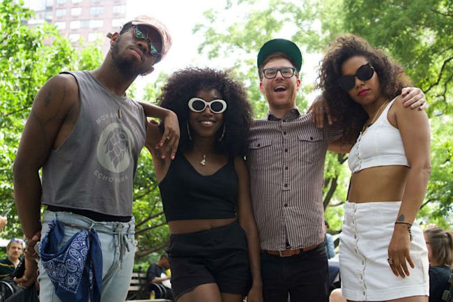 Dwarf mushrooms want to increase height when taking photos? Use a heightened 'cheat' way like Mark Zuckerberg Picture 8