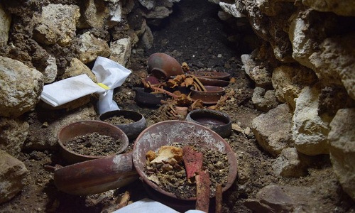 Excavation of a 1,000-year-old King's tomb of the Mayan discovered strange things Picture 2