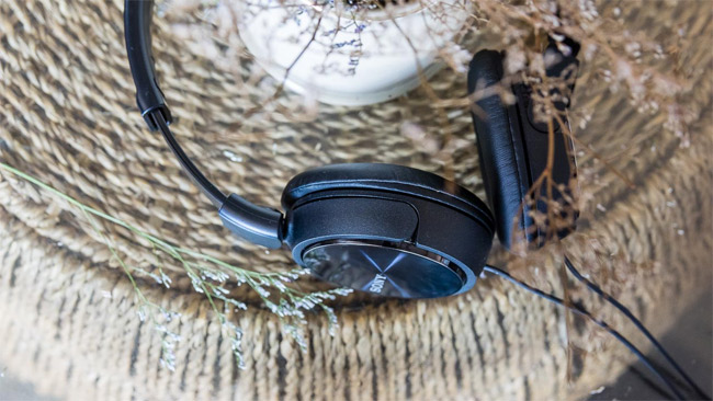 Experience Sony MDR-ZX110AP: Stylish headphones for music followers Picture 7