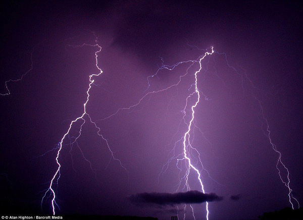 Explore the most heavily hit places in the world, 28 lightning bolts every minute, 10 hours a night Picture 4