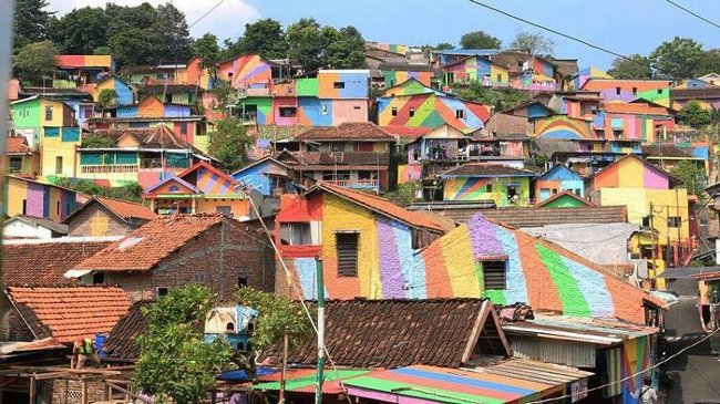 Explore the rainbow-colored village of fever in Indonesia Picture 11