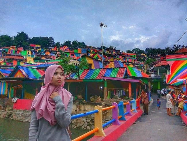 Explore the rainbow-colored village of fever in Indonesia Picture 4
