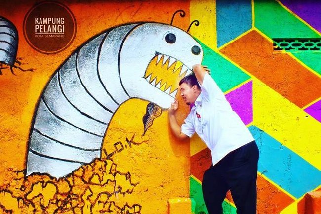 Explore the rainbow-colored village of fever in Indonesia Picture 5