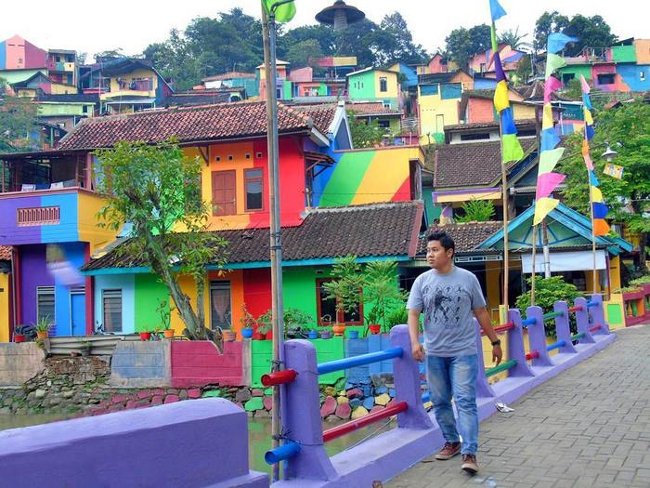 Explore the rainbow-colored village of fever in Indonesia Picture 6