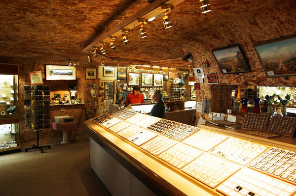 Explore the unique underground town, inhabited by 3500 people in Australia Picture 12