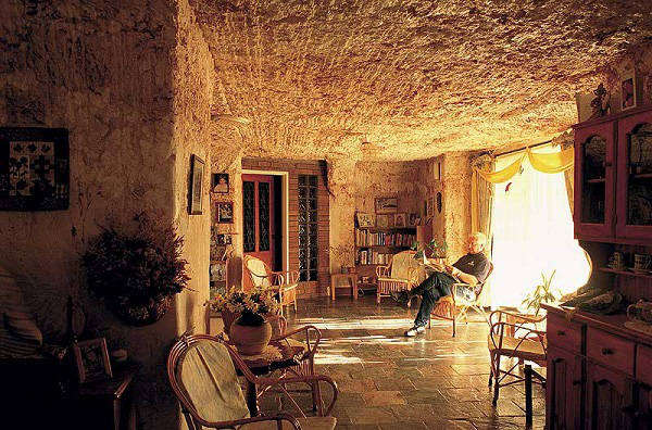 Explore the unique underground town, inhabited by 3500 people in Australia Picture 14