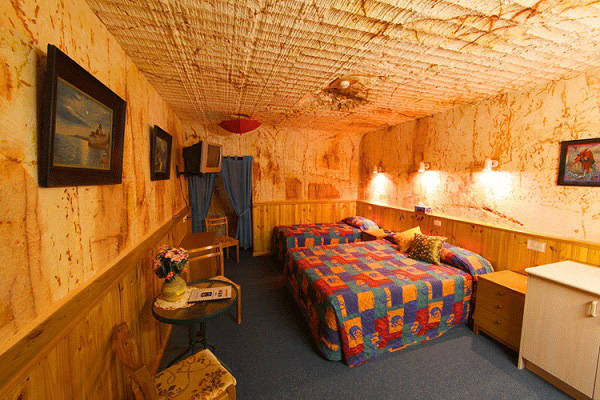 Explore the unique underground town, inhabited by 3500 people in Australia Picture 15