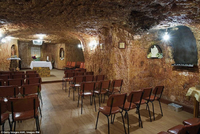 Explore the unique underground town, inhabited by 3500 people in Australia Picture 4