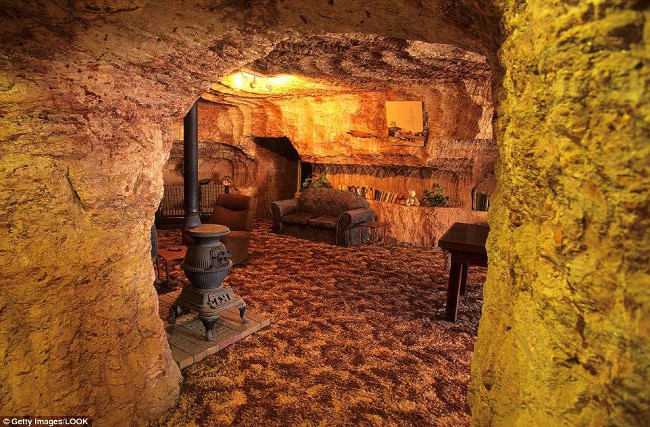 Explore the unique underground town, inhabited by 3500 people in Australia Picture 8