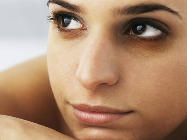 Eyes dark circles is a manifestation of what disease? Treatment of blurred vision at home okay? Picture 1