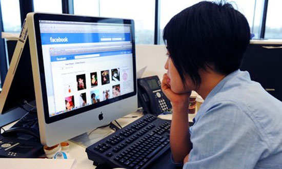 Facebook is having group chat feature Picture 1