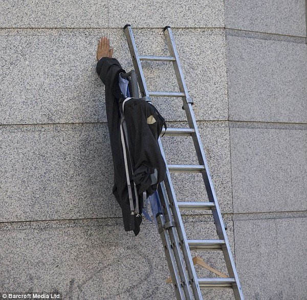 Flipping the magic trick suspended above does not have magic Picture 3