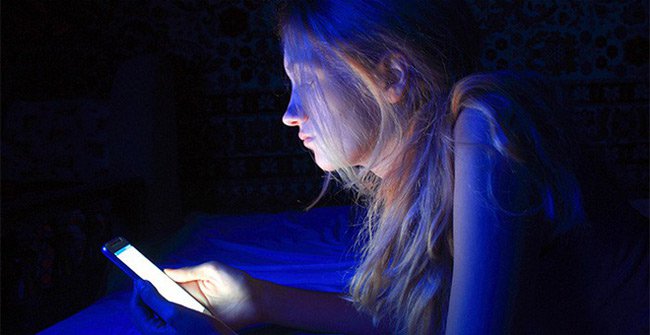 Green light from the screen of smartphone, tablet and laptop can cause blindness faster Picture 1