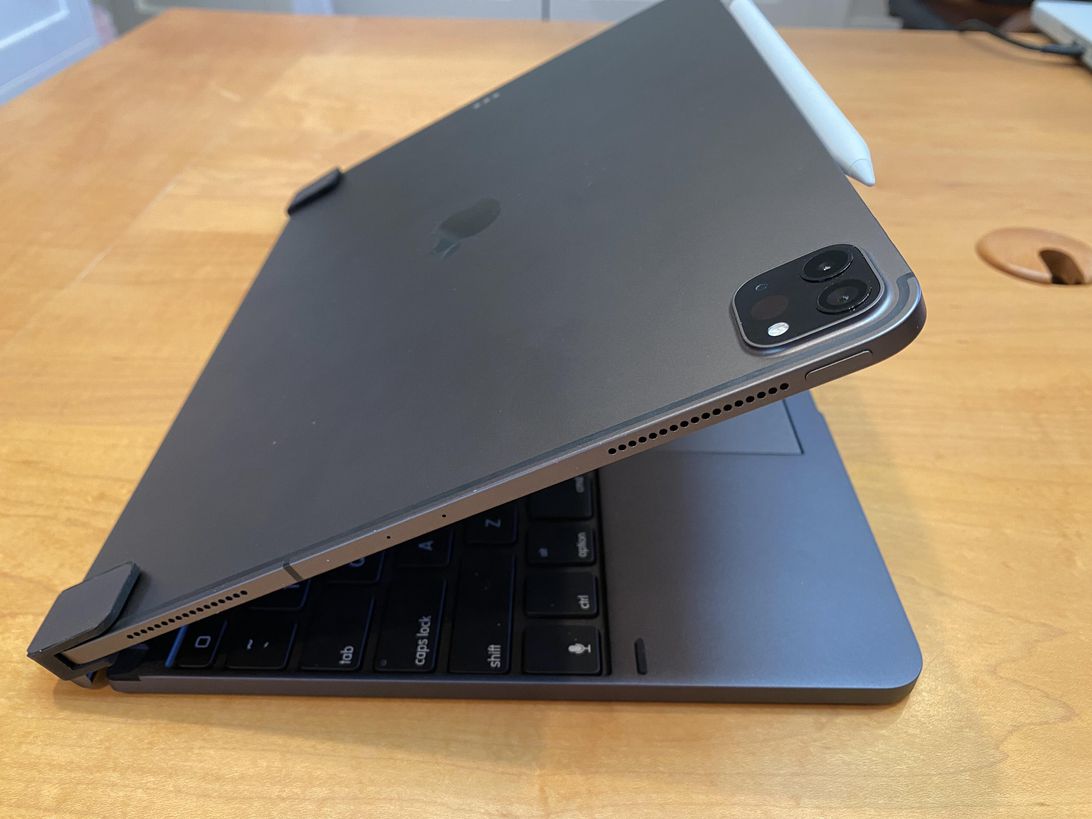 Hands-on with the iPad Pro's first trackpad keyboard case Picture 8