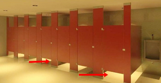 Here are 8 reasons why the public toilet door always has space at the bottom Picture 2