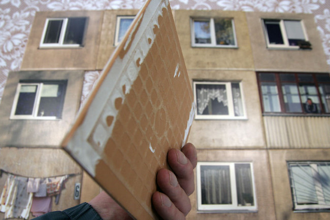 Hire an architect to re-decorate the toilet but do not remove the bricks and the results are unexpected! Picture 6