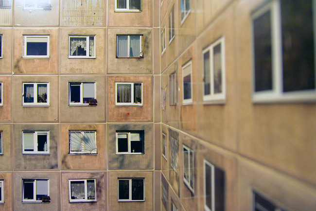 Hire an architect to re-decorate the toilet but do not remove the bricks and the results are unexpected! Picture 7