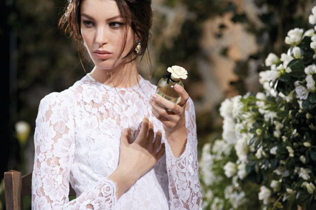 His wife told him to spray perfume the wrong way. So, how does it work? Picture 8