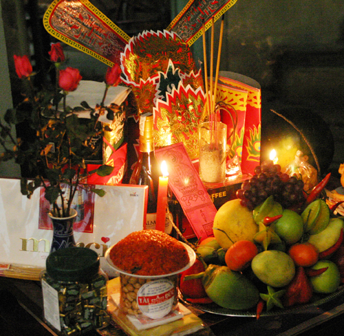 Homework and outdoor worship offerings under Vietnamese traditional customs Picture 3