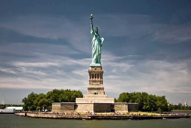 How does David Copperfield perform the classic magic show that vanishes the Statue of Liberty? Picture 2