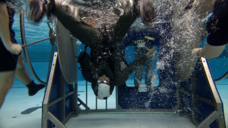 How is the American pilot trained to survive when the plane falls? Picture 1