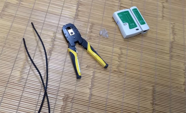 How to click the 4-wire network cable, press the network cable with the phone cord Picture 1