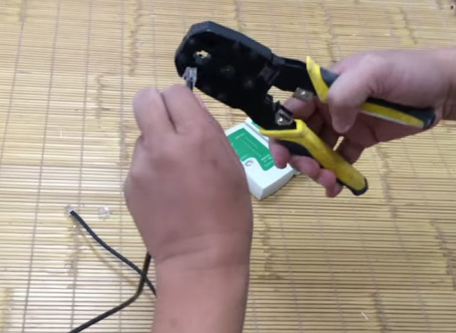 How to click the 4-wire network cable, press the network cable with the phone cord Picture 4