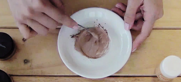 How to create fake wounds when disguised as a female ghost on Halloween Picture 3