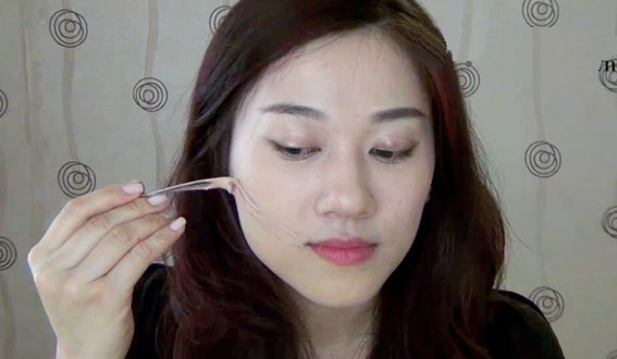 How to create fake wounds when disguised as a female ghost on Halloween Picture 7