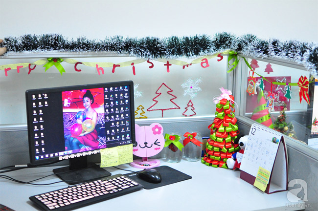 How to decorate the working corner to welcome Christmas to the office workers Picture 7