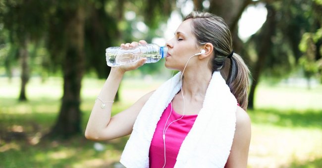 How to drink water? See advice from experts! Picture 1
