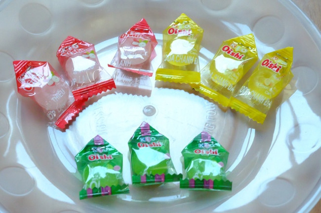 How to make beautiful lotus flowers from Oishi candies displayed on the altar of Tet Picture 2