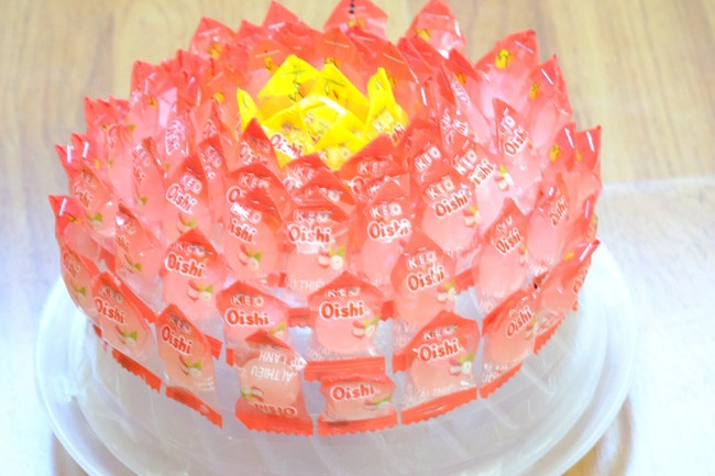 How to make beautiful lotus flowers from Oishi candies displayed on the altar of Tet Picture 5