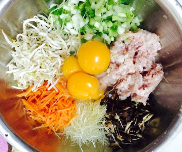 How to make delicious traditional spring rolls Picture 3