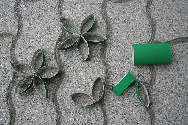 How to make laurel wreath with extremely unique toilet paper core Picture 2