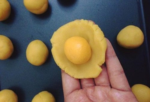 How to make moon cake with moon cake with salted eggs Picture 4