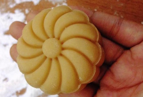 How to make moon cake with moon cake with salted eggs Picture 6