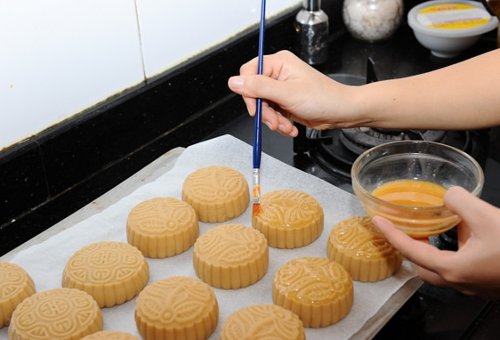 How to make moon cake with moon cake with salted eggs Picture 7
