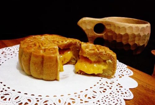 How to make moon cake with moon cake with salted eggs Picture 8