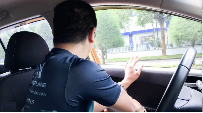 How to open the car door properly and safely Picture 1