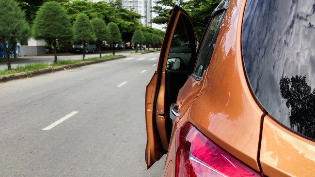 How to open the car door properly and safely Picture 3