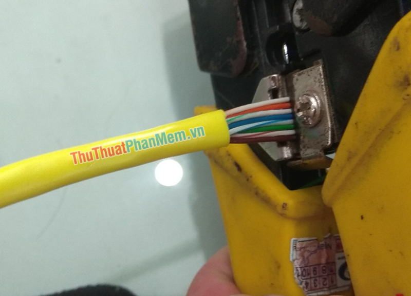 How to press the network cable according to standards A and B Picture 4