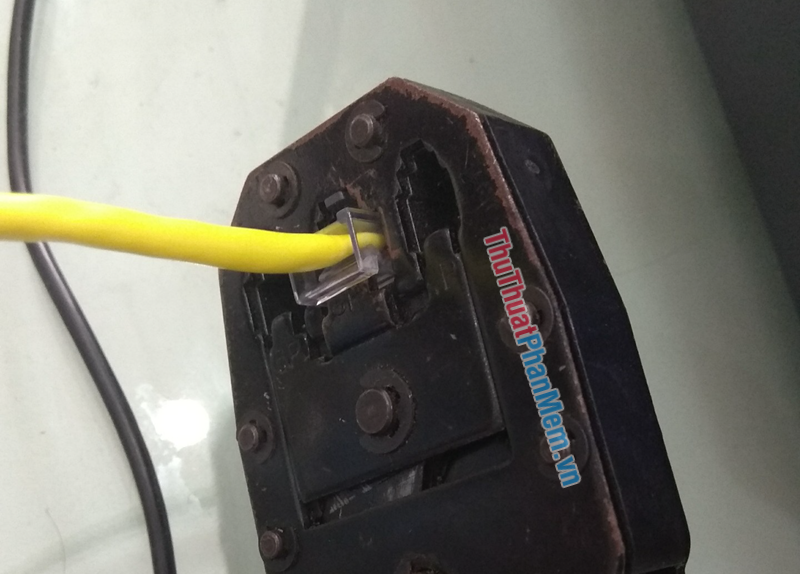 How to press the network cable according to standards A and B Picture 6