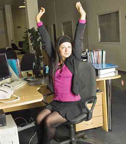 How to prevent harms when using a long-term laptop Picture 9