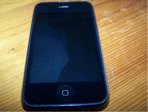 How to remove and repair iPhone contaminated with water and liquid Picture 1